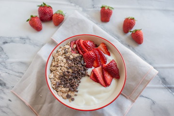 Joghurt mit Müsli und Erdbeeren 