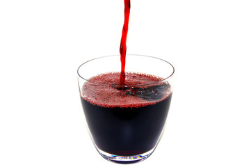 Roter Saft freigestellt auf weißem Hintergrund