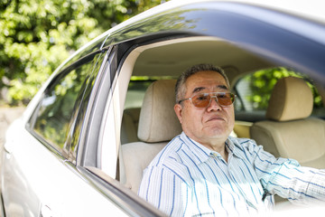 高齢者男性と車の運転