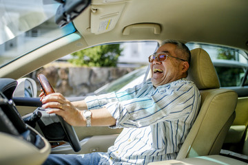 高齢者男性と車の運転