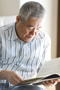 読書をしているシニア男性