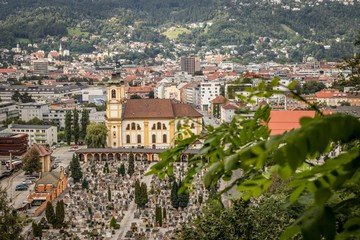 Fototapeta na wymiar Kirche und Friedhof von Innsbruck im Sommer