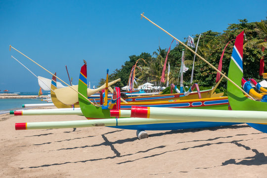 Fototapeta Traditional colorful fishing boats on the beach on Bali, Indonesia