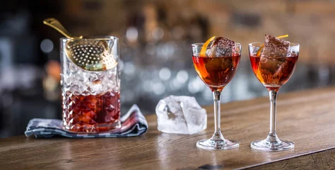 Fototapeten Manhattan-Cocktailgetränk auf der Bartheke in einem Pub oder Restaurant dekoriert? © weyo
