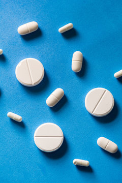 Several types of pills, such as antibiotics, anti-inflammatories.