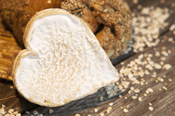fromage et pain au céréales