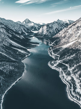Fjord unf fluss von oben zwischen den Bergen aus der Luft, Luftaufnahme