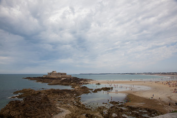 Fototapeta na wymiar Playa de la ciudad amurallada de St Malo, Francia.