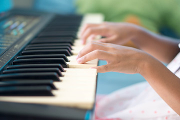 Obraz premium The finger of a girl studying the keyboard.