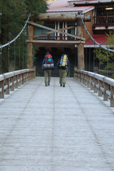 2 climbers on morning bridge / 朝霜の吊り橋を行く登山者 ＠上高地
