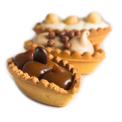 Mini desserts con crema di cioccolato, praline e nocciole