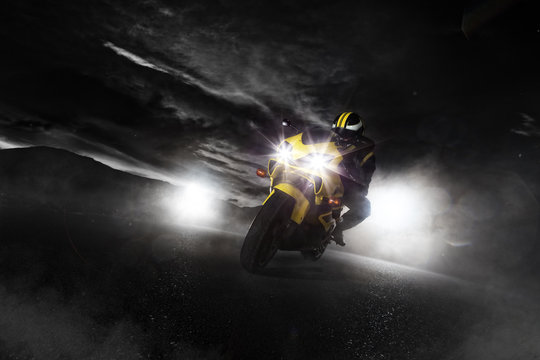 Fototapeta Supersport motorcycle driver at night with smoke around.