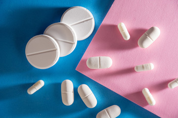 Several types of pills, such as antibiotics, anti-inflammatories.