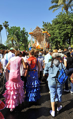 Peregrinos con el Simpecado, Hermandad del Rocío a través de las calles de Sevilla al comienzo de la romería del Rocío celebrada cada primavera con gran devoción popular.