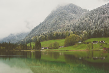 Obraz premium Wolken mit Schnee am Hintersee in Ramsau an einem Tag im Frühling