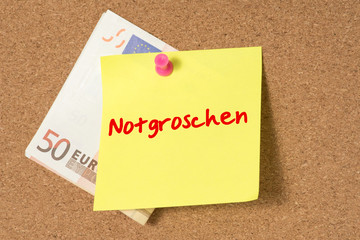 Euro Geldschein und eine Nachricht Notgroschen an einer Pinnwand