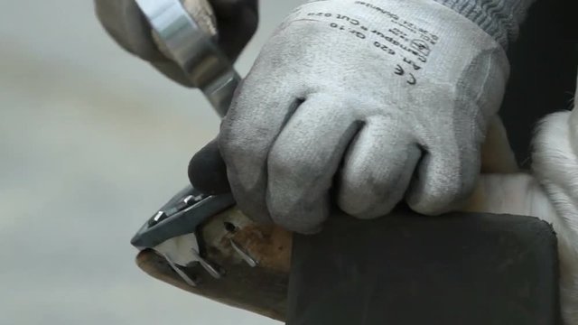 Hufschmied nagelt ein Hufeisen auf. Slowmotion
