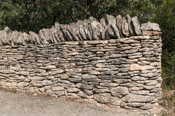 Steinmauer beim Dorf der Bories bei Gordes