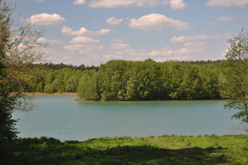 Genießen Sie die sommerliche Natur am Bergsee im Mai