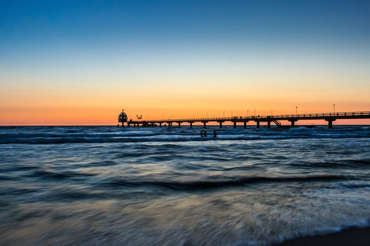Pier, Seebr&uuml;cke Zinnowitz im Sonnenaufgang, Blaue Stunde. Ostsee, Insel Usedom, Deutschland_004