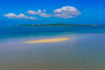 伊良部大橋と砂州