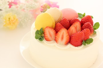マカロンと苺のショートケーキ
