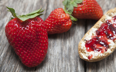 fraises et petit pain confiture