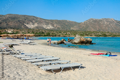 Plage Et Transat De Lîle De Crète En Grèce Stock Photo And