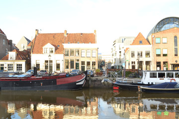 Fototapeta na wymiar ouderwetse boten in en grachtenpaden aan de Thorbeckegracht in Zwolle