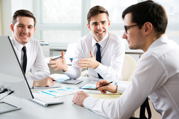 Obraz premium Businessmen working in an office