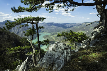 Fototapeta na wymiar Mountain view over the lake.