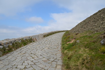 Śnieżka - brukowana droga na najwyższy szczyt Karkonoszy © Ewa