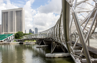 Die Helix Bridge, eine Fußgängerbrücke im Bereich Marina Bay, Singapur