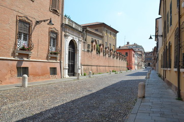 Ferrara, pusta uliczka w stronę centrum, Włochy