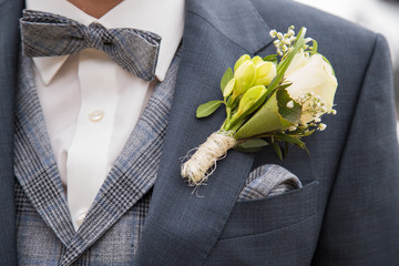Costard champêtre du marié avec son noeud papillon et une boutonnière