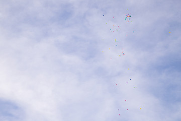 Ballons colorés dans le ciel bleu