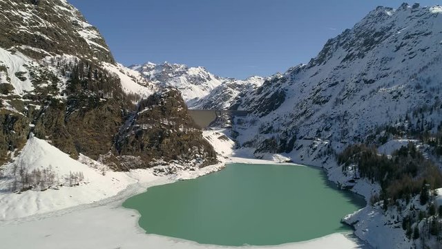 Aerial 4K - Valmalenco (IT) - Vista invernale delle dighe di Campo Moro e Alpe Gera