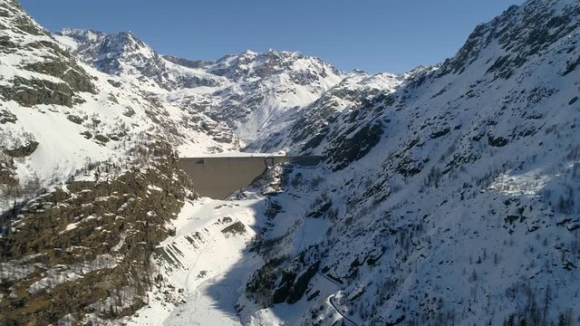 Aerial 4K - Valmalenco (IT) - Vista invernale delle dighe di Campo Moro e Alpe Gera