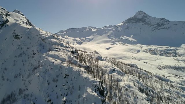 Aerial 4K - Valmalenco (IT) - Vista invernale dell'Alpe Campagneda con Pizzo Scalino sul fondo