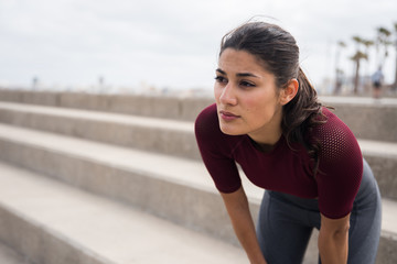 Obraz premium Pretty young brunette in sports clothing