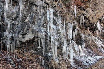 Fototapeta na wymiar stalactites de glace