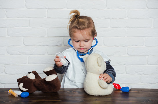 Kid Play Veterinarian Doctor With Teddy Bear Toys