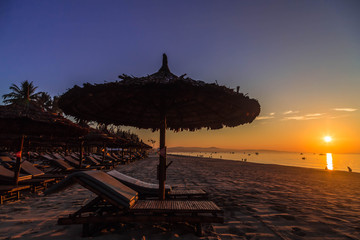 Schöne Sonnenaufgang am Strand von Mui Ne. Vietnam.