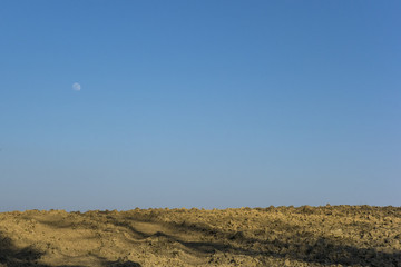 La lune au-dessus des chants