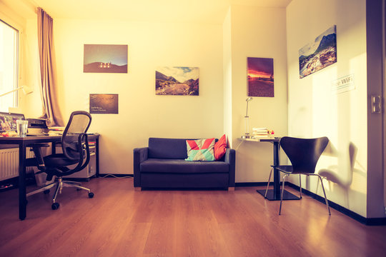 Wohnraum: Jugendzimmer mit Sofa, Drehstuhl Stock Photo | Adobe Stock