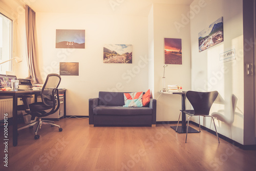 "Wohnraum: Jugendzimmer mit Sofa, Drehstuhl " Stockfotos und