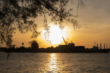Obraz premium The sun fell into the water at the lake in the evening 