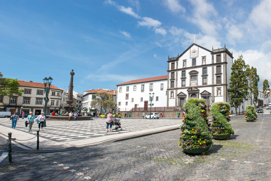 Pra&ccedil;a do Munic&iacute;pio de Funchal Madeira island Portugal (Igreja do Col&eacute;gio)