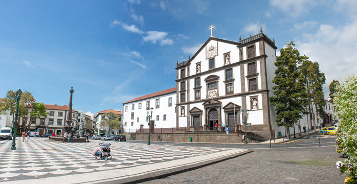 Pra&ccedil;a do Munic&iacute;pio de Funchal Madeira island Portugal (Igreja do Col&eacute;gio)