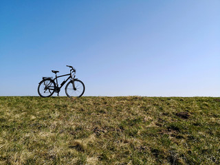 Symbolbild Fahrradtour Ostseeküste am Deich
